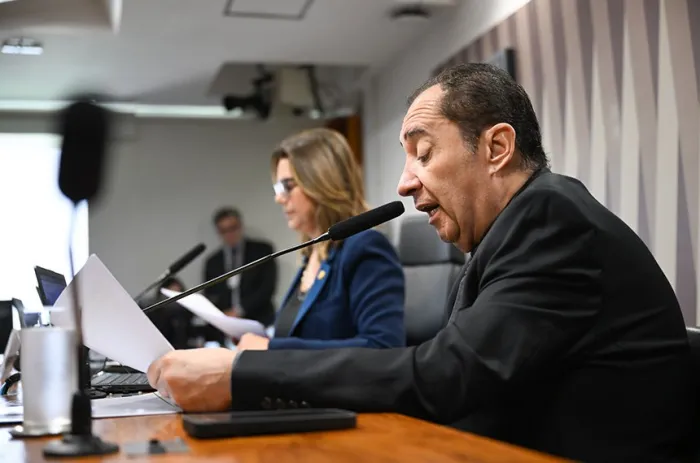 Jorge Kajuru (ao lado de Leila Barros) foi o relator da matéria. O projeto obriga os clubes a inscreverem seus programas de formação de atleta no respectivo conselho municipal dos direitos da criança e do adolescente - Foto: Saulo Cruz/Agência Senado