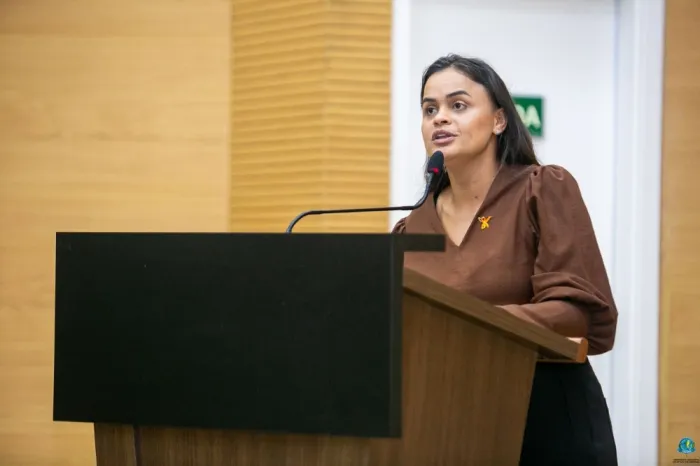  Dra. Taíssa em tribuna durante sessão legislativa (Foto: Thyago Lorentz | Secom ALE/RO)