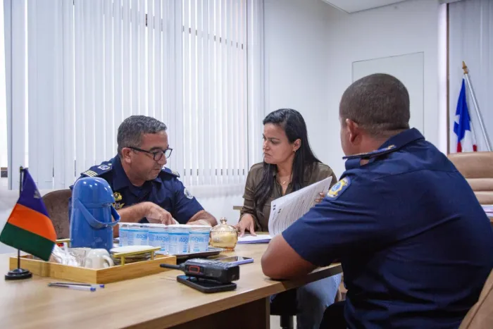 Prefeita Débora Regis alinha medidas para ampliar eficiência das forças municipais de segurança