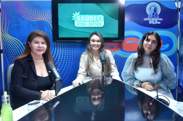 As radialistas Marina Sousa e Lêda Lima entrevistam a esteticista Greyce Capelli