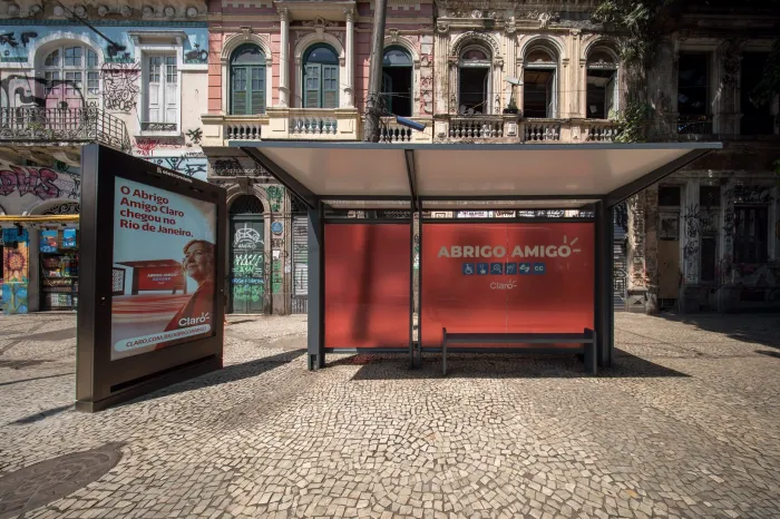 Tecnologia oferece atendimento remoto a quem aguarda o transporte público à noite. Foto: Gabriel Monteiro