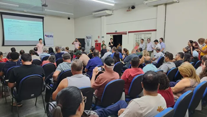 Técnicos da Prefeitura de Araçatuba tiram dúvidas de interessados em usar espaços públicos para instalar trailers
