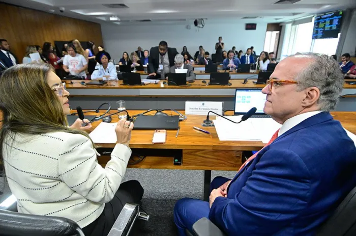 Os senadores Dra. Eudócia e Fernando Dueire na reunião da Comissão de Assuntos Sociais - Foto: Geraldo Magela/Agência Senado