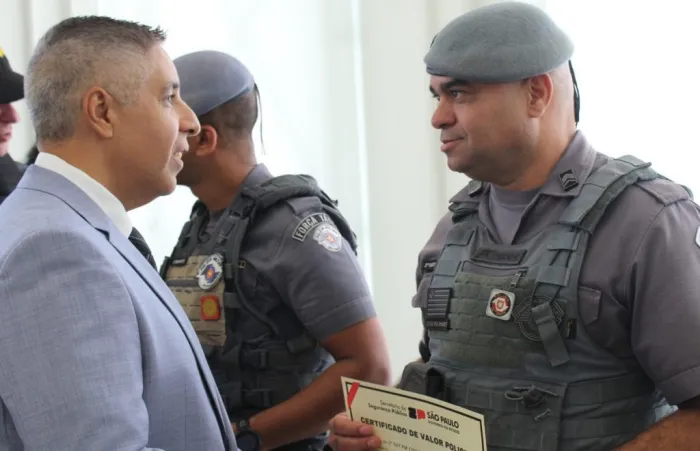 PMs do Gate que impediram feminicídio e salvaram refém são homenageados em São Paulo