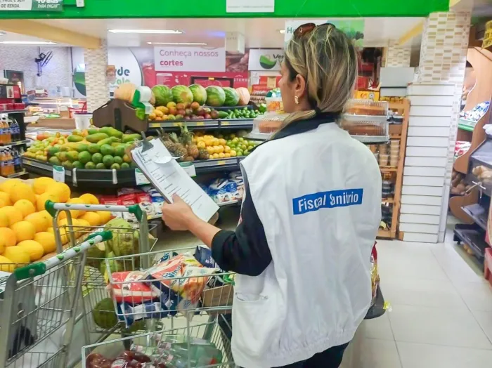 Vigilância Sanitária realiza fiscalização e apreende produtos em supermercado no bairro do Geisel