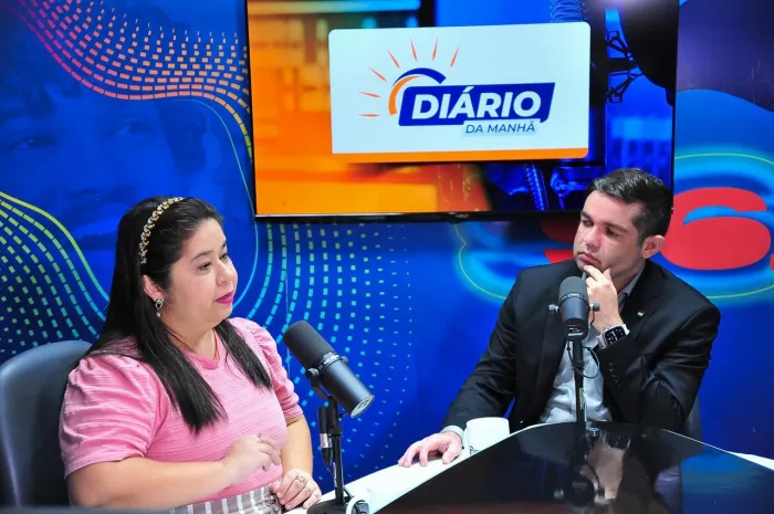 O jornalista Ronald Segundo e a meteorologista Andréa Cerqueira durante a entrevista