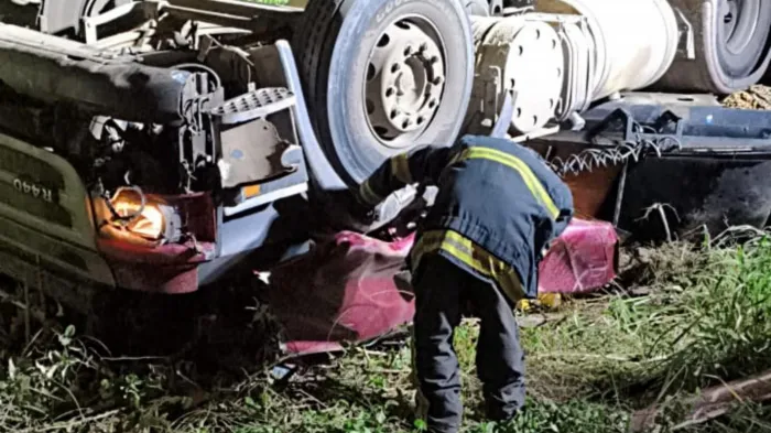 A carreta transportava carga de argamassa e tombou às margens da rodovia. - Ascom CBMAL