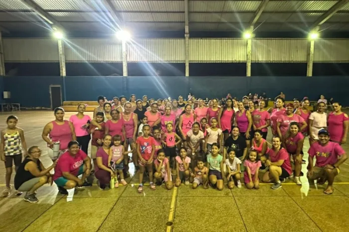 Vereador Souza (União Brasil) com moradores que participam das aulas de zumba (Foto: Assessoria/CMD)