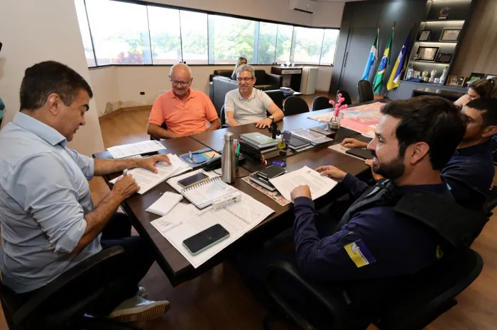 Prefeito Marçal Filho reunido com diretor da Guarda Municipal para oficializar convênio que garante a manutenção da entidade. Foto: A. Frota