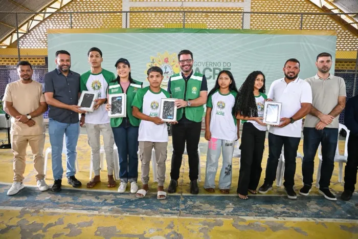 Gladson e Mailza entregam kits escolares, autorizam manutenção de escolas e assinam convênio com Prefeitura de Jordão