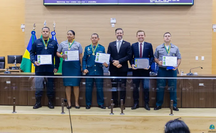  Deputado Delegado Lucas entregou título honorífico e medalhas de mérito a PMs em solenidade nesta quinta, 5 (Foto: Thyago Lorentz I Secom ALE/RO)