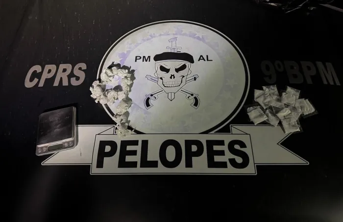 Com suspeito preso foram encontradas drogas e uma balança de precisão - Ascom PMAL