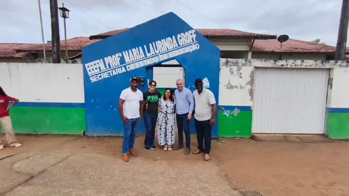  Deputado Ezequiel Neiva foi recebido pela vice-diretora Graciele Tafarel (Foto: Nilson Nascimento | Assessoria Parlamentar)