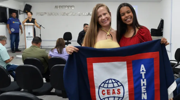 A aluna Camila Lisboa com a diretora do Atheneu Sergipense, Liliane Pina | Fotos: Ascom Seed