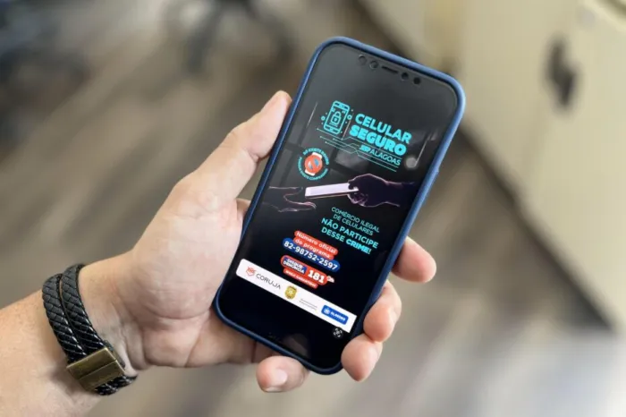 Após a pessoa abordada digitar o código *#06#, o militar confere as informações na base de dados - Ascom SSP-AL