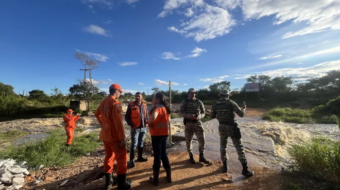 Chuva forte não prevista pelo Inmet atingiu Vitória da Conquista na tarde de hoje. Equipes da Prefeitura estão em campo