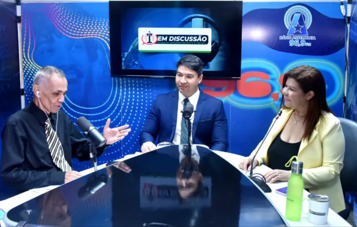 Os radialistas Álvaro Luiz e Marina Sousa entrevistaram o promotor Alenilton Santos