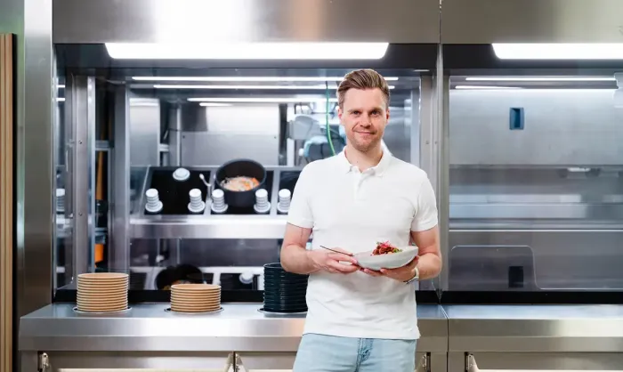 Robô cozinheiro com IA vence prêmio internacional de robótica