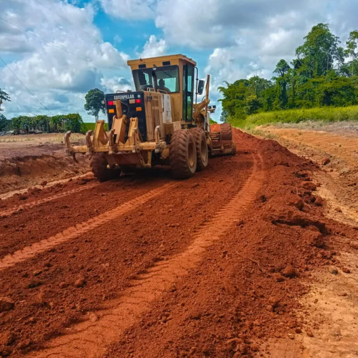As equipes estão executando limpeza de bueiros e saídas d’água, além de serviços emergenciais de reconformação de plataforma e revestimento primário