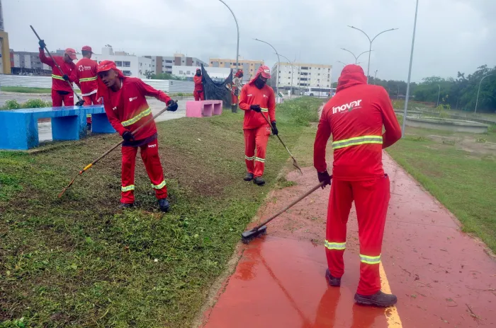 Emlur inicia a semana com serviços de limpeza mesmo com clima instável em João Pessoa