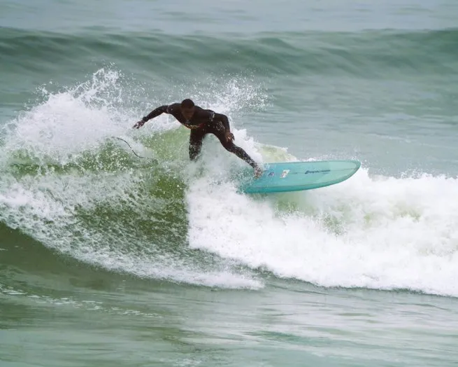 Surfista de São Sebastião conquista prata em liga de surfe criada por campeã mundial