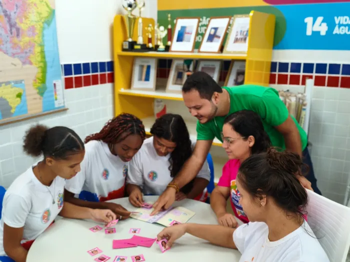 Estudantes criam álbum de figurinhas para valorizar mulheres cientistas