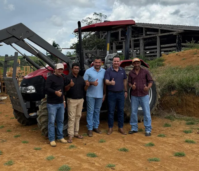  Deputado participa da entrega do trator agrícola (Foto: Assessoria Parlamentar)