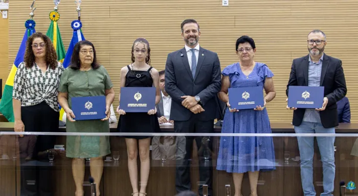  Deputado Delegado Lucas entregou título honorífico in memoriam à família Ermita (Foto: Thyago Lorentz | Secom ALE/RO)