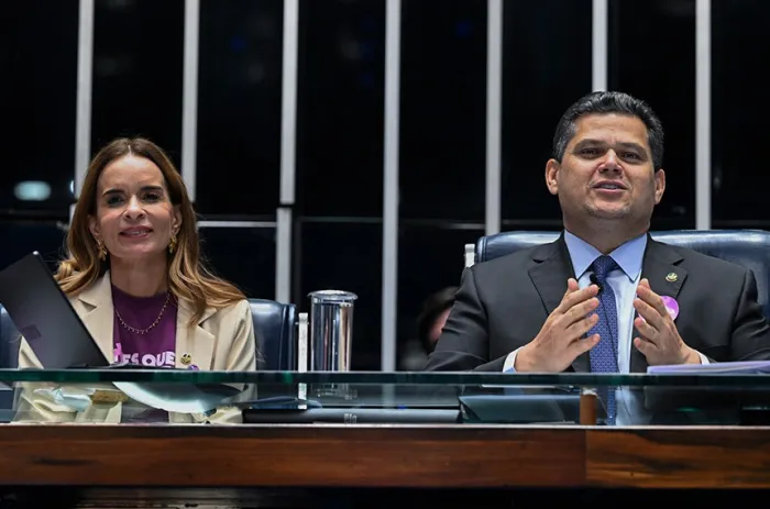 A senadora Daniella Ribeiro (PP-PB), autora do projeto, ao lado de Davi Alcolumbre - Foto: Carlos Moura/Agência Senado