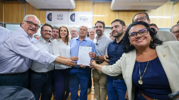 Governador, vice-governador, autoridades e lideranças celebram autorização para empreendimento sustentável -Foto: Vitor Rosa/Secom