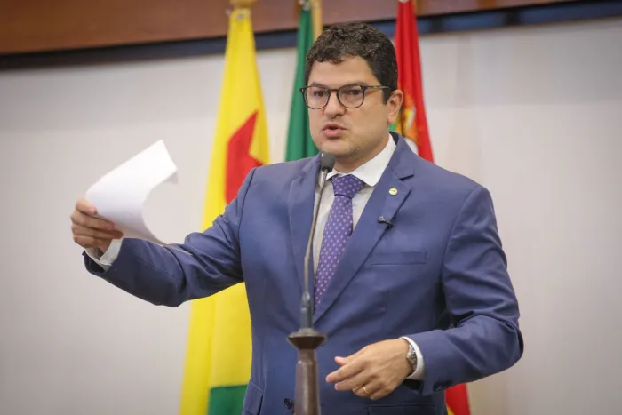 Eduardo Ribeiro agradece sanção da lei que cria o Cartão Material Escolar para alunos da rede pública