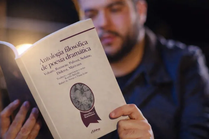 Professora de UEPG lança livro com traduções de textos do Iluminismo Francês