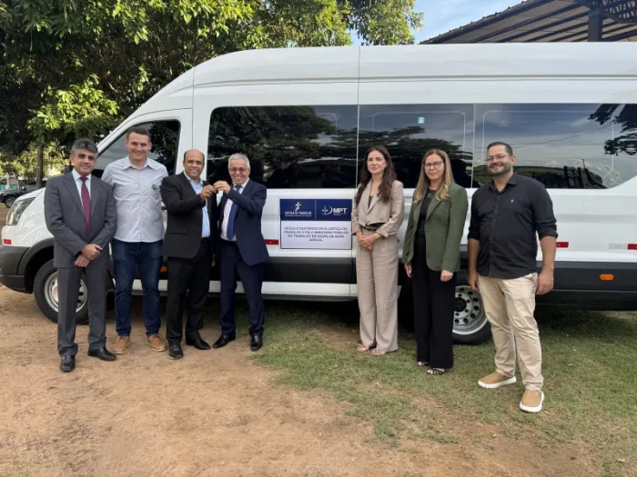 Prefeitura de Sinop acompanha entrega de van para Fundação Livre para Viver