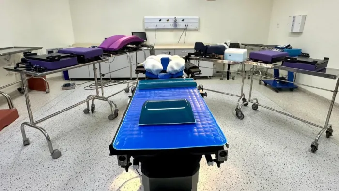 Mesa de correção da escoliose no Hospital São Vicente de Paulo torna cirurgias mais rápidas e eficazes -Foto: Divulgação SES