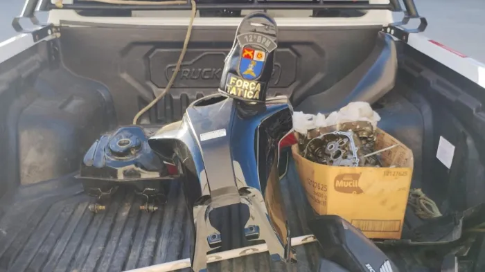 Foram apreendidos um tanque de combustível, um banco, oito pedaços de carenagem lateral, um capacete e diversas peças de motores - Ascom PMAL
