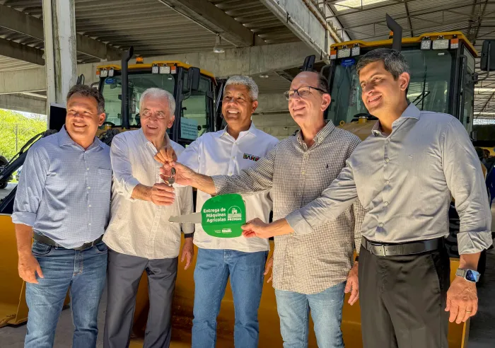 Alagoinhas é contemplada com retroescavadeira em ação do Promaq