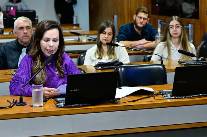 A senadora Professora Dorinha Seabra (E) relatou o projeto - Foto: Geraldo Magela/Agência Senado