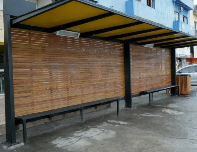 Prefeitura de São Sebastião revitaliza mais ponto de ônibus no Centro com mão de obra própria