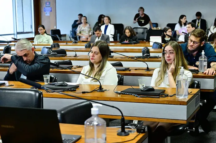 A família de Rodrigo Castanheira (que faleceu aos 16 anos após ser vítima de agressões) durante a reunião da comissão - Foto: Geraldo Magela/Agência Senado