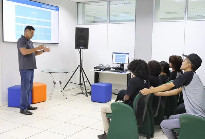 Prodest recebe visita de estudantes do IOB