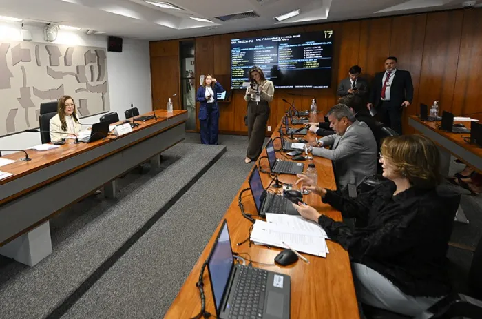 Damares Alves leu o relatório de Flávio Arns favorável ao PL 2.671/2025, de Leila Barros; texto vai à CAE - Foto: Saulo Cruz/Agência Senado