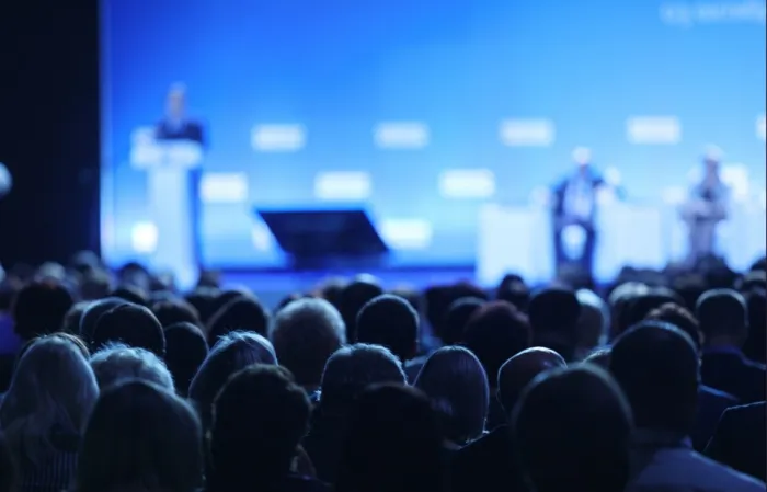 O leilão, frequentemente realizado na Bolsa de Valores (B3), é o momento em que a iniciativa privada apresenta suas propostas - Foto: Adobe Stock