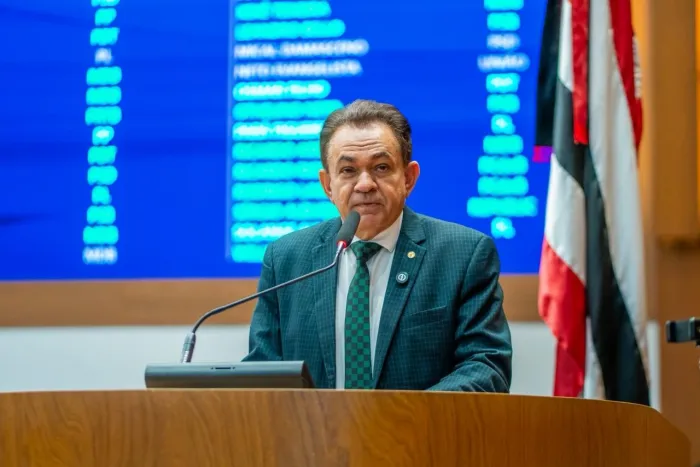 Deputado Antônio Pereira durante discurso na tribuna, na manhã desta quarta-feira (11)