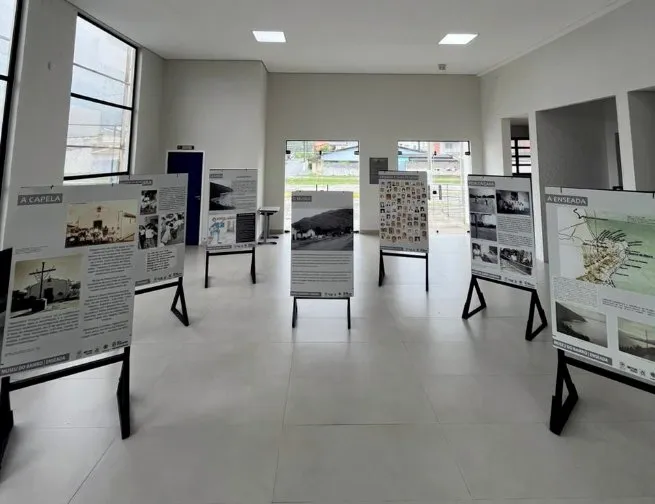 Exposição educativa resgata memória da Enseada em escola municipal de São Sebastião