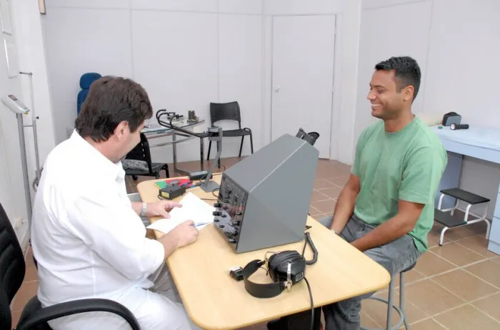 Medida que dispensa dos exames de renovação da CNH a maioria dos motoristas sem multas venceria em março - Foto: Detran/PR