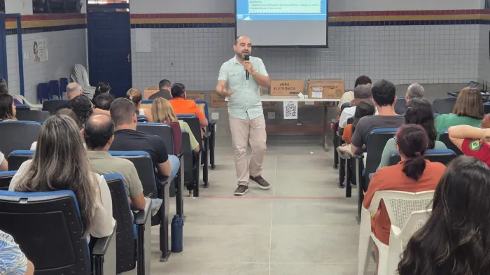 Profissionais da Educação fazem formação sobre uso da urna eletrônica para eleição de Líderes Estudantis
