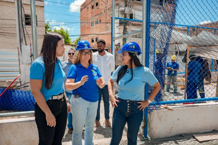 Prefeita Débora Regis acompanha andamento da obra da Praça Santa Bárbara, em Itinga