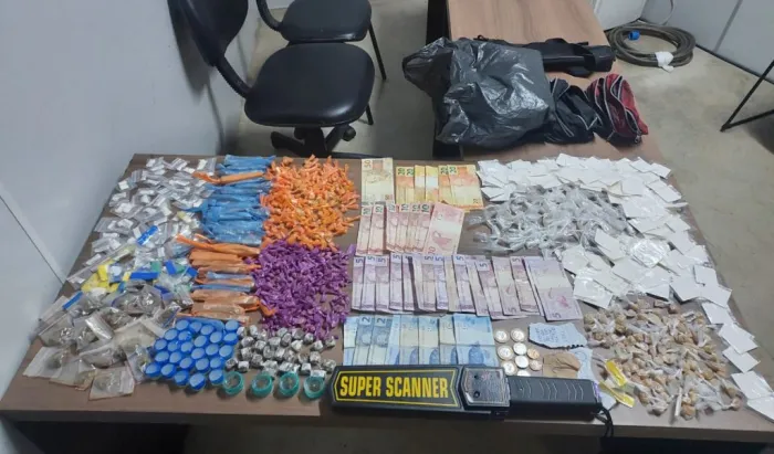 No total, foram registrados 33 flagrantes, sendo 13 por tráfico de drogas