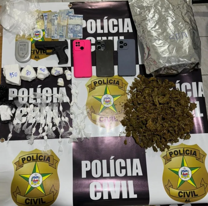 Drogas, arma e outros materiais apreendidos pela polícia - Ascom PCAL