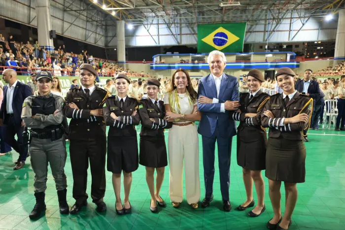Caiado e Gracinha entregam benefício para aquisição de uniformes por parte dos mais de 77 mil alunos da rede CEPMG (Fotos: Walter Folador e Lucas Diener)